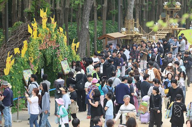 1일 서울 성동구 서울숲 일대에서 열린 일본 애니메이션 겸 게임 '포켓몬스터' 30주년 행사에 대규모 인파가 운집하며 행사가 중단되고 경찰과 소방이 출동하는 소동이 벌어졌다. 포켓몬 코리아는 희귀 카드를 주는 이벤트를 중단하고 인파 관리에 나섰다. 2일 서울 성동구 서울숲 '포켓몬 시크릿 포레스트' 행사장이 시민들로 붐비고 있다. (뉴시스)