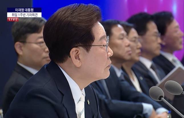 이재명 대통령이 8일 청와대 영빈관에서 열린 취임 1주년 기자회견에서 질의 응답을 받고 있다./자료-KTV 캡쳐