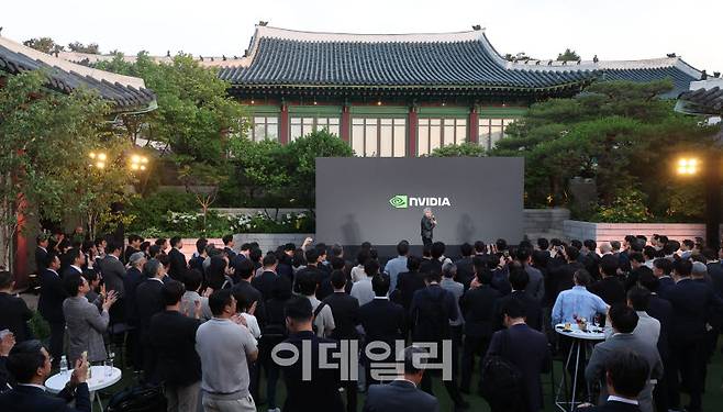 젠슨 황 엔비디아 최고경영자(CEO)가 8일 서울 중구 신라호텔에서 열린 '엔비디아 코리아 AI 에코시스템 리셉션'에 참석해 연설을 하고 있다. (사진=방인권 기자)