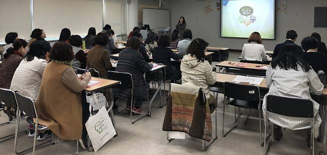 경남 창원시 창원청소년상담복지센터에서 청소년 관련 기관·시설 실무자를 대상으로 하는 자살 예방 게이트 키퍼 교육이 진행되고 있다.(사진=뉴시스)