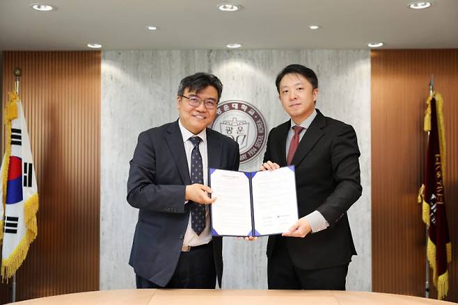 정석재(왼쪽) 광운대 대외부총장과 윤석환 아이디어캠퍼스 대표이사가 지난 5일 광운대 화도관 혁신전략회의실에서 인재 양성·산학협력 강화를 위한 업무협약(MOU)을 체결한 뒤 기념사진을 찍고 있다. (사진=광운대)