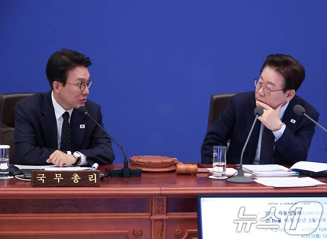 이재명 대통령이 6일 청와대에서 열린 비상경제점검회의 겸 국무회의에서 김민석 국무총리와 대화하고 있다. (청와대통신사진기자단) 2026.5.6 ⓒ 뉴스1 허경 기자