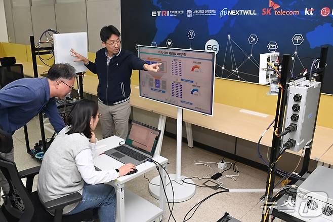ETRI 연구진이 AI-RAN의 핵심요소 기술인 6G 지능형 무선 액세스 기술을 시연하는 모습. (ETRI 제공. 재판매 및 DB금지)2026.6.9/뉴스1