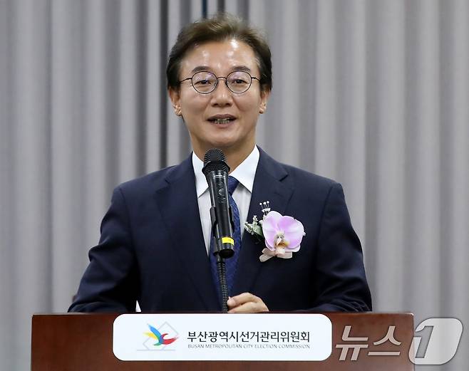 전재수 부산시장 당선인이 5일 오후 부산 연제구 부산시선거관리위원회에서 열린 제9회 전국동시지방선거 당선증 교부식에서 당선증을 교부받은 뒤 인사말을 하고 있다. 2026.6.5 ⓒ 뉴스1 윤일지 기자