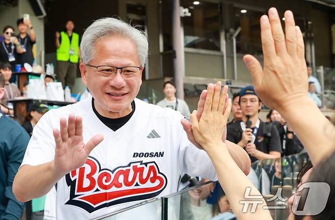 젠슨 황 엔비디아 최고경영자(CEO)가 7일 서울 송파구 잠실야구장에서 열린 프로야구 '2026 신한은행 SOL KBO리그' 키움 히어로즈와 두산 베어스의 경기를 찾아 팬들과 인사를 나누고 있다. 2026.6.7 ⓒ 뉴스1 이호윤 기자