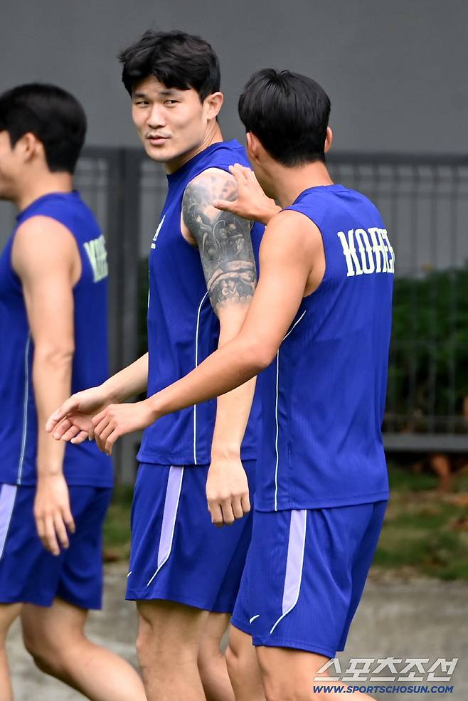 9일(한국시각) 멕시코 과달라하라 인근 사포판 월드컵대표팀 베이스캠프 훈련장 치바스 베르데 바예에서 진행된 대한민국 월드컵 대표팀의 공식 훈련. 김민재와 손흥민이 이야기를 나누고 있다. 사포판(멕시코)=허상욱 기자wook@sportschosun.com/2026.06.09/