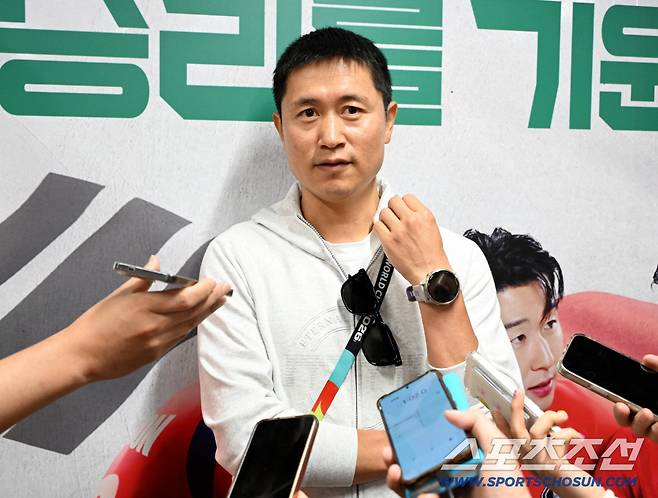 9일(한국시각) 멕시코 과달라하라 인근 사포판 월드컵대표팀 베이스캠프 훈련장 치바스 베르데 바예에서 진행된 대한민국 월드컵 대표팀의 공식 훈련. 훈련장을 찾은 이영표 해설위원이 취재진과 인터뷰를 하고 있다. 사포판(멕시코)=허상욱 기자wook@sportschosun.com/2026.06.09/