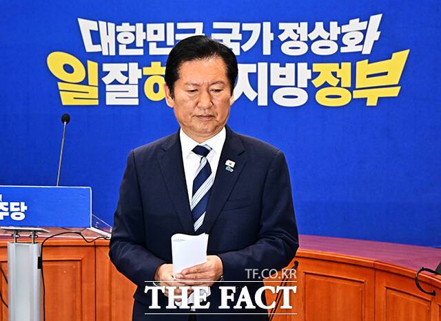 정청래 민주당 대표는 8일 이재명 대통령의 취임 1주년 기자회견과 관련해 "한마디로 대체 불가 한 이 대통령"이라고 말했다. 사진은 정 대표가 지난 4일 국회에서 6·3 지방선거 결과에 대한 입장을 밝히는 모습. /배정한 기자