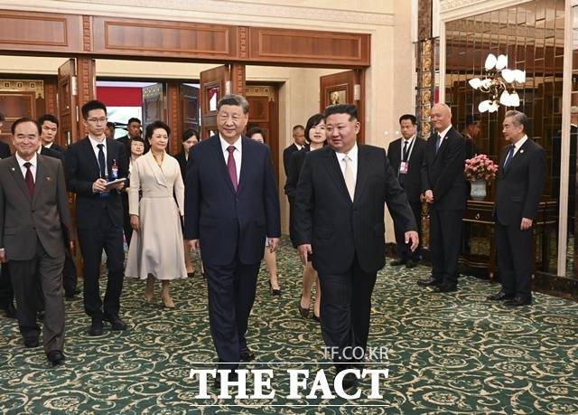 시진핑(왼쪽) 중국 국가주석과 부인 펑리위안 여사가 9일 김정은 북한 국무위원장과 부인 리설주 여사가 평양에서 주최한 오찬에 참석하고 있다. /신화.뉴시스