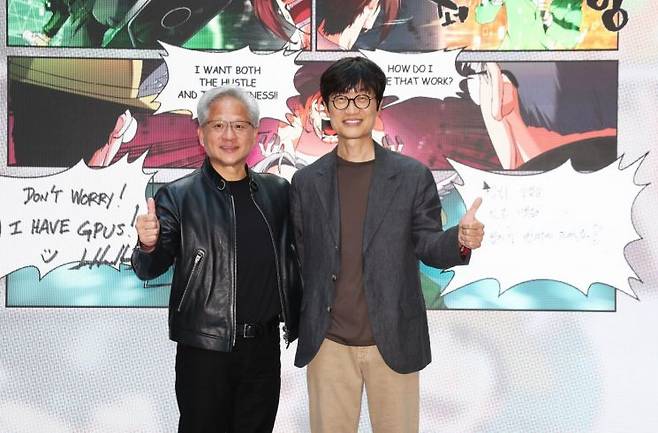 젠슨 황 엔비디아 최고경영자(CEO)가 8일 경기도 성남시 네이버 1784 사옥을 방문해 이해진 네이버 의장과 포즈를 취하고 있다. 2026.6.8 연합뉴스