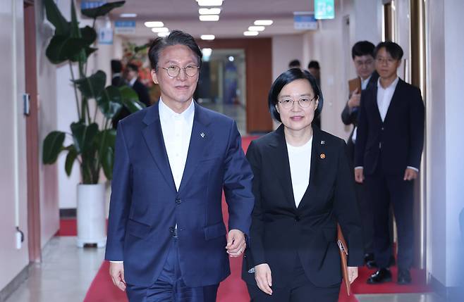 김민석 국무총리와 한성숙 국무총리 후보자가 9일 오전 서울 종로구 정부서울청사에서 열린 국무회의 겸 비상경제점검 회의에 입장하고 있다. /연합뉴스