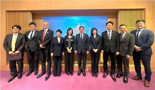 대만 외교부는 우즈중 정무차장이 8일 대만을 방문한 한국 여야 의원들을 만났다고 밝혔다. 조국혁신당 김재원(사진 왼쪽에서 네 번째) 의원과 국민의힘 박수영(여섯 번째) 의원, 더불어민주당 곽상언(여덟 번째) 의원 등이 방문단에 포함됐다. 대만 외교부 제공. 연합뉴스