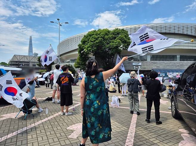 9일 정오께 서울 송파구 올림픽공원 핸드볼경기장 일대에 모인 유권자들이 '부정선거 재선거' 등의 구호를 외치며 태극기를 흔들고 있다. 사진=김예지 기자