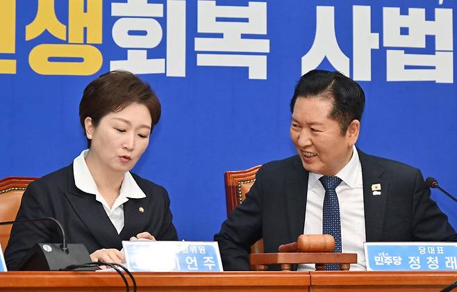 정청래(오른쪽) 더불어민주당 대표와 이언주 최고위원이 3월 16일 국회에서 열린 최고위원회의에 참석해 대화하고 있다. 민경석 기자