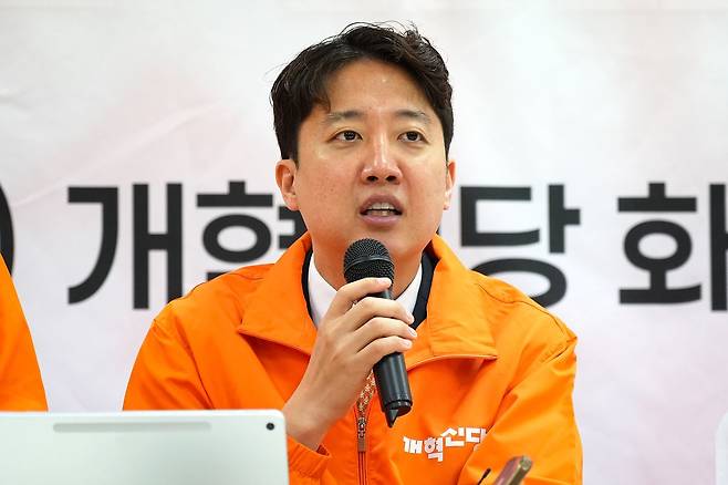 이준석 개혁신당 대표가 지난달 21일 경기 화성시 전성균 화성시장 후보 선거사무실에서 열린 현장 중앙선대위원회의 및 경기도 선대위 출정식에서 모두 발언을 하고 있다. 뉴스1
