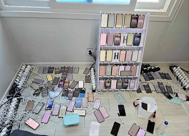 전북 지역 한 원룸에서 '노쇼 사기'를 위한 불법 중계기로 쓰인 휴대전화가 즐비하다. 사진 전북경찰청