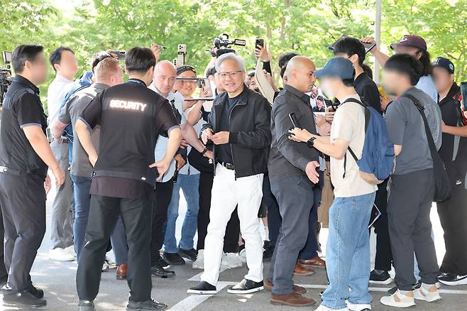 ▲ 젠슨 황 엔비디아 최고경영자(CEO)가 방한 일정을 마친 뒤 9일 서울김포비즈니스항공센터를 통해 출국하며 팬들에게 사인을 해주고 있다. 연합뉴스