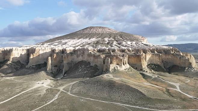 망기스타우 셰르칼라 산(Sherkala Mountain). 평원 한가운데 홀로 솟아 있고 사자, 유르트, 요새 등으로 비유된다. / 사진. ©김새봄