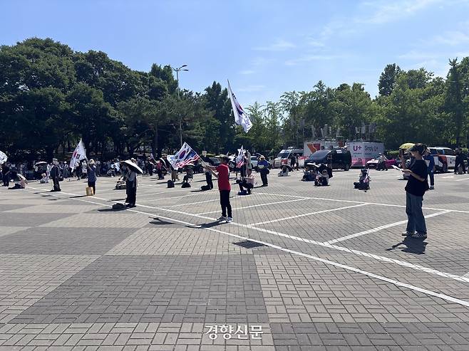 서울 송파구 올림픽공원 핸드볼경기장 투·개표소 앞에 모인 사람들이 9일 오전 태극기를 흔들며 시위에 참여하고 있다. 임주영 기자