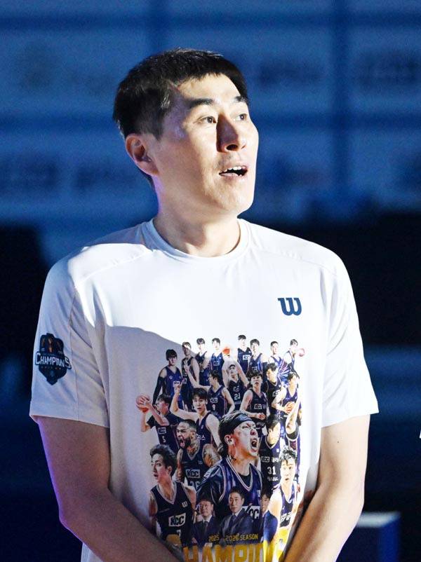부산 KCC 이지스 플레이오프 우승을 기념해 지난 7일 부산 사직실내체육관에서 열린 팬 페스타 행사에서 이상민 감독이 소개를 받고 있다. 김성효 선임기자