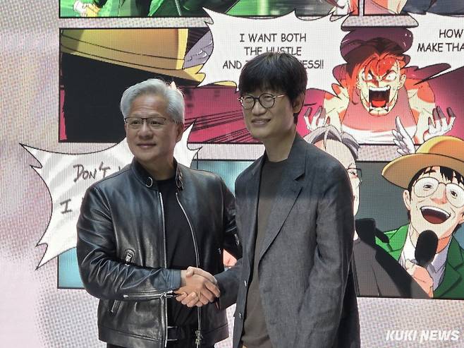 젠슨 황 엔비디아 최고경영자(CEO)와 이해진 네이버 의장이 8일 경기 성남 네이버 1784 사옥에서 만나 악수를 하고 있다. 정우진 기자