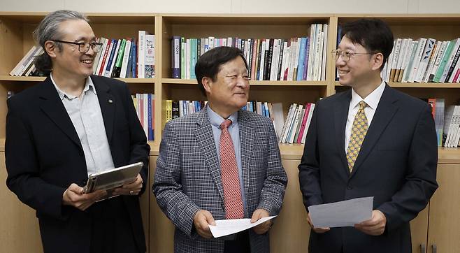 지난 1일 서울 중구 매일경제 본사에서 열린 좌담회에서 권은수 한국생명공학연구원 노화치료융합연구단장, 박상철 전남대 석좌교수, 이재원 한국노화학회장(왼쪽부터) 등 국내 노화 연구를 이끄는 전문가들이 기념촬영을 하고 있다. 이들은 기대수명 100세 초장수 시대를 앞두고 건강수명 연장을 위한 투자 확대와 국가 차원의 체계적인 지원이 시급하다고 입을 모았다. 김호영 기자