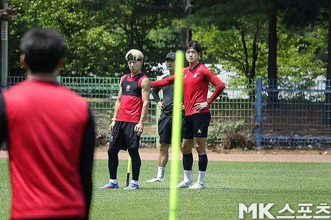 훈련 중인 부천 FC 선수들. 사진=이근승 기자