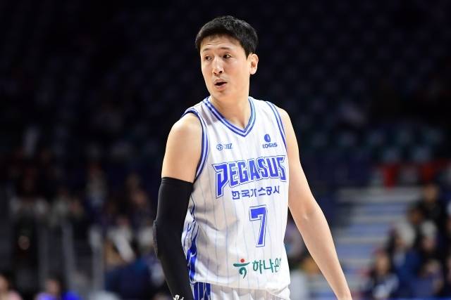 잔인하고 냉정한 프로 스포츠 세계에서 무려 15년을 뛴 최진수. 대한민국 농구 역대 최고 유망주, 최연소 국가대표 등 화려한 타이틀을 지닌 그의 마지막은 너무도 쓸쓸했다. 사진=KBL 제공