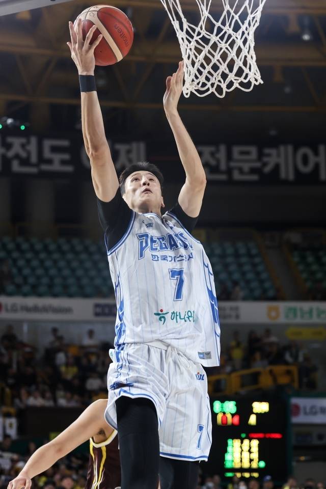 최진수는 “이번 기회를 통해 지금 프로에서 뛰고 있는 선수들, 앞으로 프로에 올 후배들이 나처럼 되지 않기를 바란다. 내가 어디에 있든 떳떳한 농구 선수로서, 자부심과 긍지를 잃지 않고 그동안 노력했던 부분이 폄하되지 않기를 바란다”고 전했다. 사진=KBL 제공