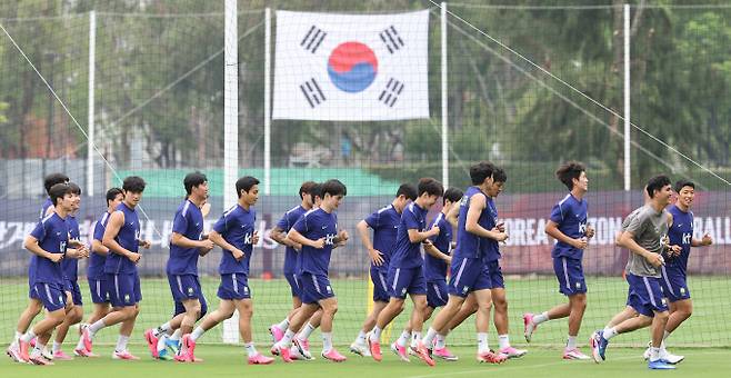 한국 축구 국가대표팀 2026 북중미 월드컵 조별리그 첫 경기 주심은 이집트 출신 아민 모하메드로 배정됐다. 사진은 2026 북중미 월드컵에 출전하는 대한민국 축구 국가대표팀 선수들이 지난 8일(현지시각) 멕시코 과달라하라 인근 사포판에 위치한 치바스 바예 베르데에서 훈련한 모습. /사진=뉴스1