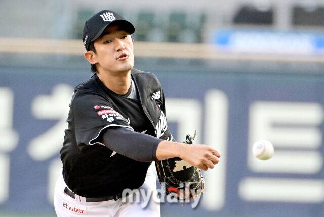 2026년 5월 28일 오후 서울 잠실구장에서 열린 '2026 신한 SOL KBO리그' KT 위즈와 두산 베어스의 경기. KT 선발투수 고영표가 역투하고 있다./마이데일리