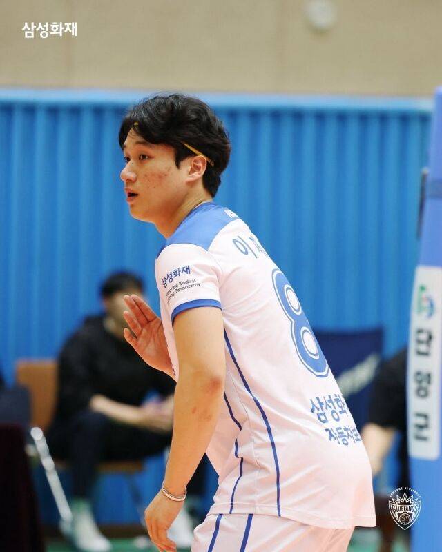 삼성화재의 2002년생 세터 이재현이 9일 단양국민체육센터에서 열린 2026 한국실업배구연맹&프로배구 퓨처스 챔프전 단양대회 우리카드전에서 사인을 내고 있다./삼성화재 제공