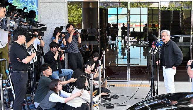 젠슨 황 엔비디아 최고경영자(CEO)가 9일 오전 서울 강서구 김포비즈니스항공센터에서 출국 전 취재진의 질의에 답변하고 있다. 임세준 기자