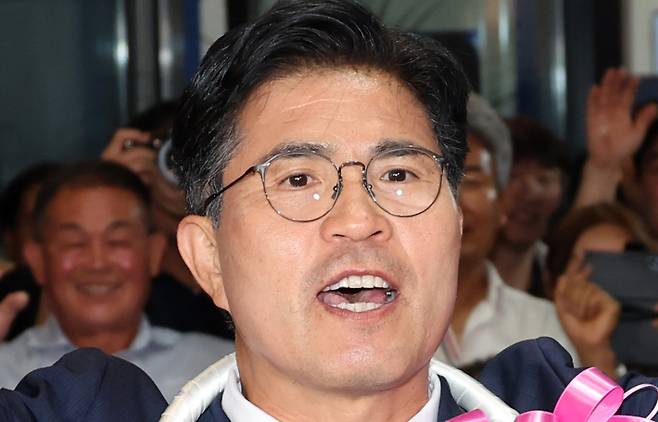 환호하는 이원택 당선인. 연합뉴스