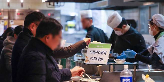 서울 시내 한 구내식당에서 직장인들이 식사를 받고있는 모습. 사진은 기사 내용과 무관함. 연합뉴스