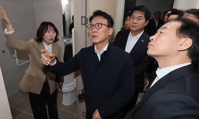 김민석 국무총리가 지난 3월 6일 서울 관악구 관악봉천 청년 공공임대주택(행복주택)을 방문해 시설을 둘러보고 있다. 연합뉴스