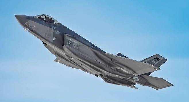 미 공군 F-35A 스텔스 전투기가 비행하고 있다. FCAS는 미국산 F-35 의존을 줄이고 유럽 독자 차세대 전투기를 확보하려는 구상이었지만, 핵심 유인 전투기 개발이 좌초 수순에 들어가면서 ‘탈 F-35’ 명분도 약해질 수 있다는 분석이 나온다. 미 공군 주방위군 제공