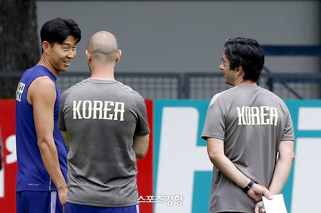 손흥민(왼쪽)이 9일 멕시코 과달라하라 베이스 캠프에서 진행된 축구대표팀 훈련 중 코칭스태프들과 대화를 나누고 있다. 과달라하라 | 문재원 기자