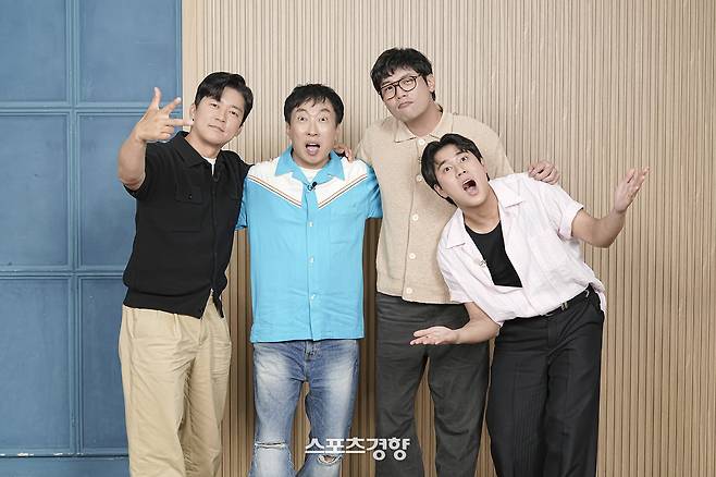 ‘위대한 가이드3’ 박명수, 김대호, 최다니엘, 이무진(이상 가나다순)이 9일 공개된 온라인 제작발표회에서 포즈를 취하고 있다. MBC에브리원 제공