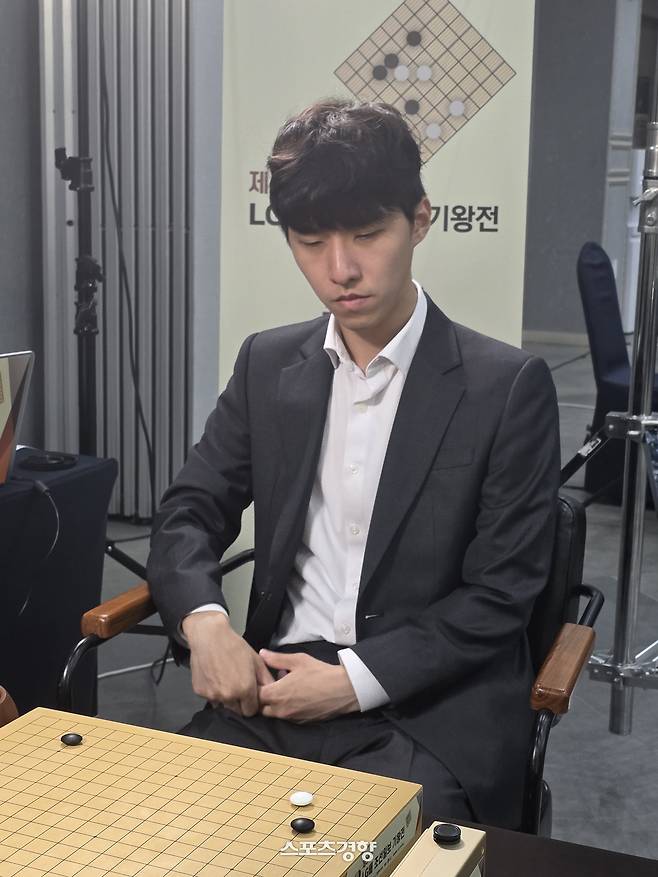 김명훈 9단이 9일 전주 왕의지밀에서 열린 제31회 LG배 24강전에서 중국의 리쉬안하오 9단과 대국하고 있다. 전주 | 윤은용 기자