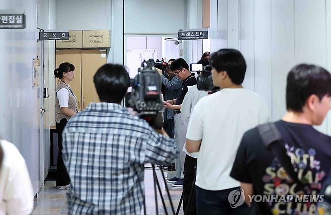경찰, 경남도청 압수수색 (창원=연합뉴스) 김동민 기자 = 9일 경남경찰청이 압수수색 중인 경남도청 공보관실 주변으로 취재진 등이 몰려 있다.
경찰은 6·3지방선거 과정에서 불거진 국민의힘 박완수 경남지사 당선인 캠프 측의 '딥페이크 영상·관권선거 의혹'과 관련해 이날 강제수사에 착수했다. 2026.6.9 image@yna.co.kr