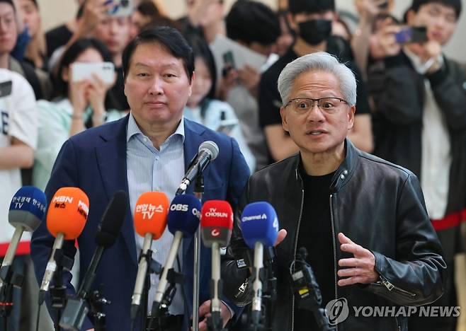 젠슨 황, SK 본사 찾아 브리핑 (서울=연합뉴스) 서대연 기자 = 젠슨 황 엔비디아 최고경영자(CEO)가 8일 서울 종로구 SK서린빌딩에서 최태원 SK그룹 회장을 만난 뒤 브리핑하고 있다. 2026.6.8 dwise@yna.co.kr