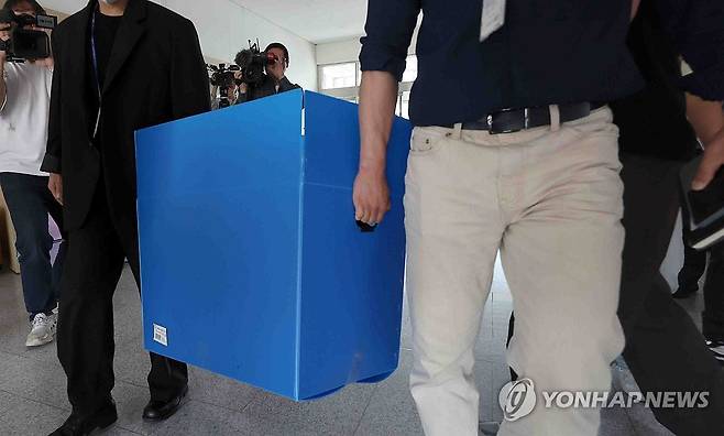 압수품 들고 경남도청 나서는 경찰 (창원=연합뉴스) 김동민 기자 = 경남도청을 압수수색을 한 경찰이 9일 오전 경남도청에서 압수수색 물품을 들고 도청을 나서고 있다.
경찰은 6·3지방선거 과정에서 불거진 국민의힘 박완수 경남지사 당선인 캠프 측의 '딥페이크 영상·관권선거 의혹'과 관련해 이날 강제수사에 착수했다. 2026.6.9 image@yna.co.kr