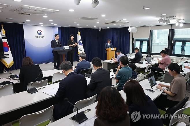 10대 청소년 자살예방 범정부 추진 대책 브리핑 (서울=연합뉴스) 서대연 기자 = 최교진 교육부 장관이 9일 서울 종로구 정부서울청사에서 10대 청소년 자살예방 범정부 추진 대책을 브리핑하고 있다. 2026.6.9 dwise@yna.co.kr