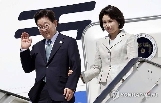 이재명 대통령, 벨기에 도착 (브뤼셀=연합뉴스) 한상균 기자 = 벨기에를 방문한 이재명 대통령과 김혜경 여사가 9일(현지시간) 브뤼셀 멜스부르크 공군 기지에 도착한 공군 1호기에서 환영객에게 인사하고 있다. 2026.6.9 xyz@yna.co.kr