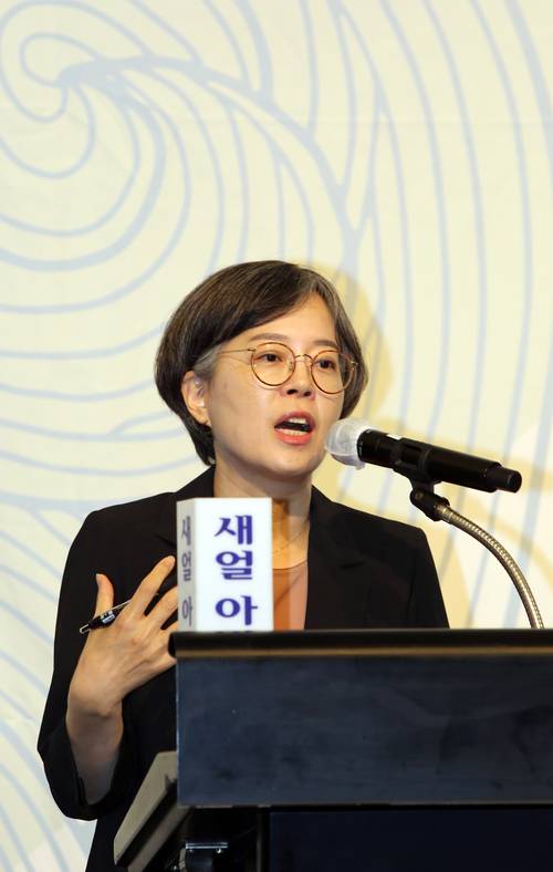 10일 인천 송도 쉐라톤 그랜드 인천 호텔에서 열린 제468회 새얼아침대화에서 김성경 서강대 부교수가 강연을 하고 있다. 2026.6.10 /새얼문화재단 제공
