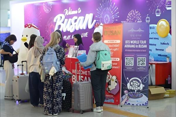 김해공항에 마련된 BTS 아미 환영 부스. 연합뉴스
