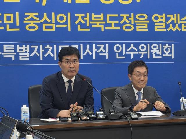 10일 전북바이오융합산업진흥원에서 도지사직 인수위원회 출범과 관련해 이원택 전북특별자치도지사 당선인이 신형식 인수위원장과 함께 기자간담회에서 발언하고 있다. /김영호 기자
