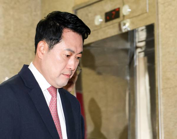 국민의힘 장동혁 대표가 8일 국회에서 열린 최고위원회의에 참석하기 위해 입장하고 있다. /연합뉴스