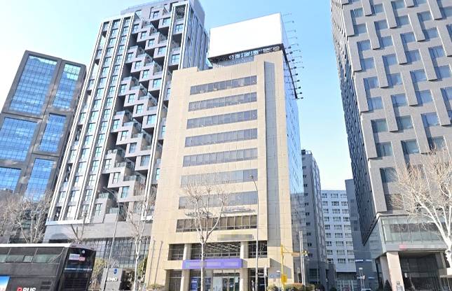 서울 서초구 서초동 소재 해동빌딩. 대지면적 1200㎡(363평), 연면적 6003.3㎡(약 1820평)에 지하 3층~지상 10층짜리로, 서울 지하철 3호선 양재역 2번 출구에서 강남역 방향으로 도보로 1분 거리에 위치한 초역세권 건물이다. 대덕그룹 오너 김영재 사장과 해동과학문화재단이 분할소유하고 있다. /네이버 지도